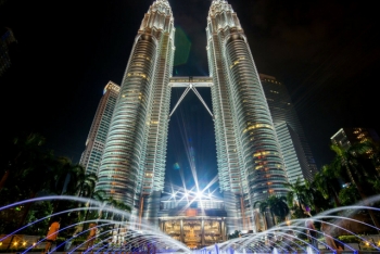 Petronas Twin Towers  - Toà tháp đôi nổi tiếng ở Kuala Lumpur