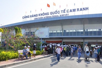 Hướng dẫn khách làm thủ tục tại sân bay Cam Ranh